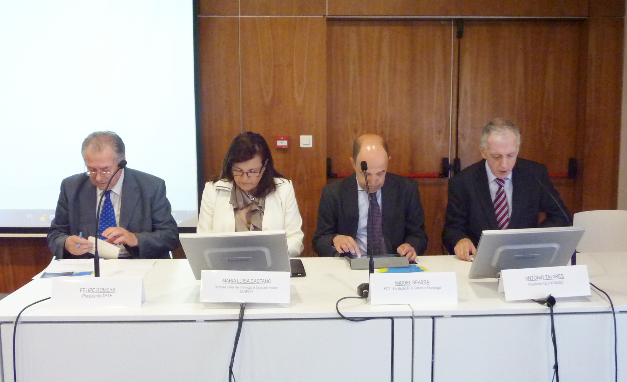 Inauguración del octavo Encuentro Ibérico. De izquierda a derecha: Felipe Romera, presidente de APTE; María Luisa Castaño, Directora General de Innovación y Competitividad del Ministerio de Economía y Competitividad; Miguel Seabra, presidente de la Fundação para a Ciência e a Tecnología; y Antonio Tavares, presidente de TecParques