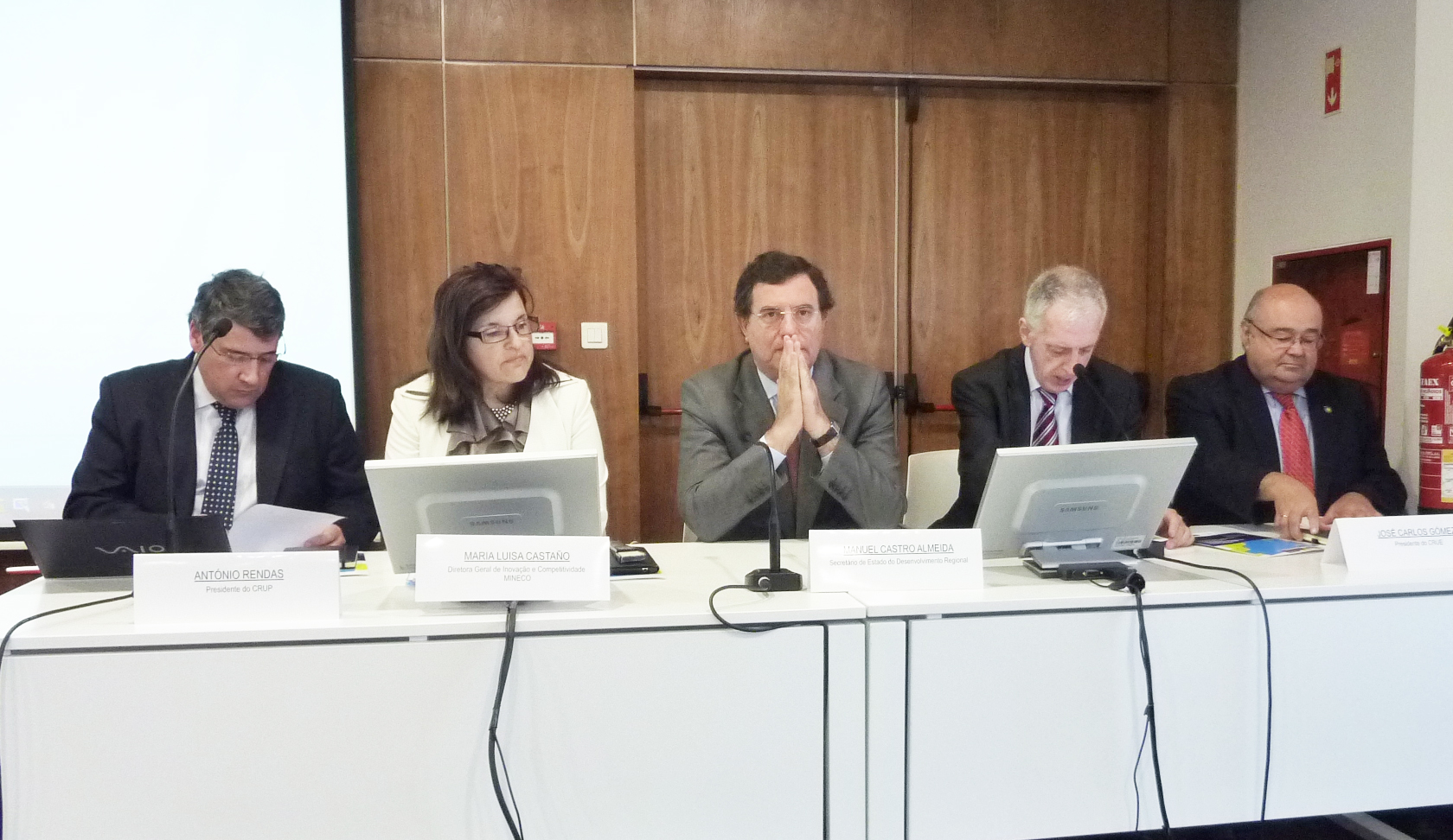 De izquierda a derecha: Antonio Rendas, presidente de la Conferencia de Rectores de Universidades Portuguesas; María Luisa Castaño, Directora General de Innovación y Competitividad del Ministerio de Economía y Competitividad; Manuel Castro Almeida, Secretario de Estado de Desarrollo Regional de Portugal; Antonio Tavares, presidente de TecParques; y José Carlos Gómez, presidente de la Comisión Sectorial de I+D+i de la Conferencia de Rectores de Universidades Españolas.
