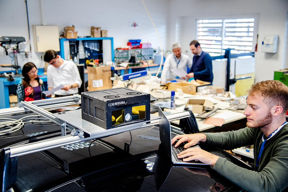Personas trabajando en el laboratorio del CAREF