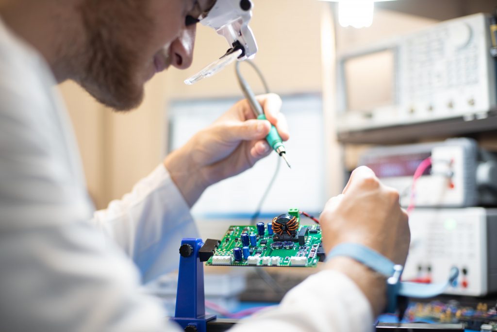 Científico trabajando placa microchip