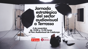 Escenari reportatge fotogràfic amb fons blanc, focus encesos i material de fotografia. Jornada estratègica del sector audiovisual a Terrassa. 4 novembre de 10:00 a 13:30 h. al Parc Audiovisual de Catalunya. Logo Ajuntament de Terrassa com a organitzador, amb el suport de Diputació de Barcelona.